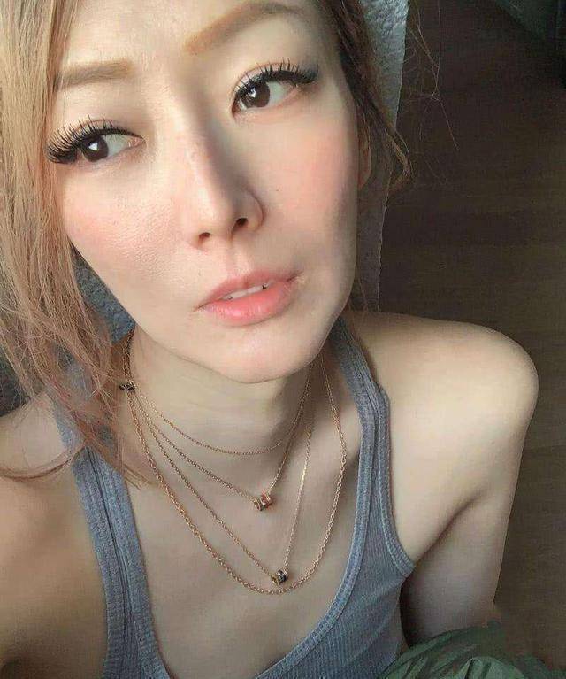 郑秀文晒运动美照,穿背心秀出好身材,香汗淋漓太活力_头发_青春_皮肤