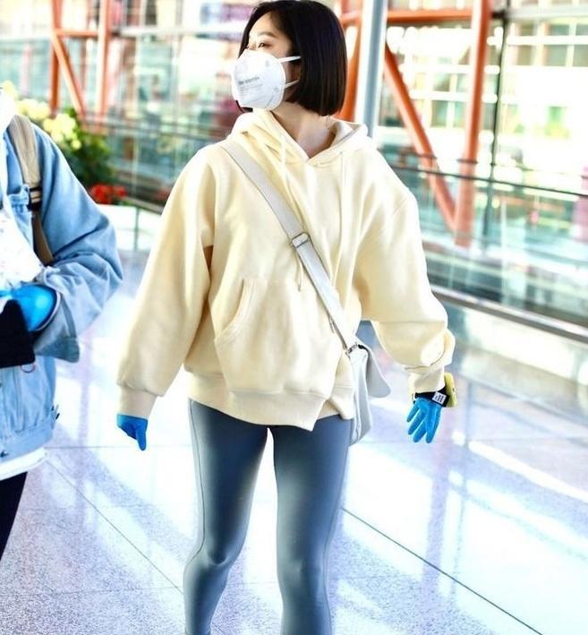 划时代女神赵奕欢重现学生风姿,紧身裤搭配米色卫衣风采依然!