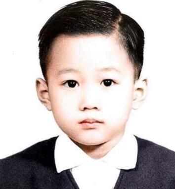 小时候黄家驹beyond成员儿童照黄家驹在十三岁那年一次偶然的机会在