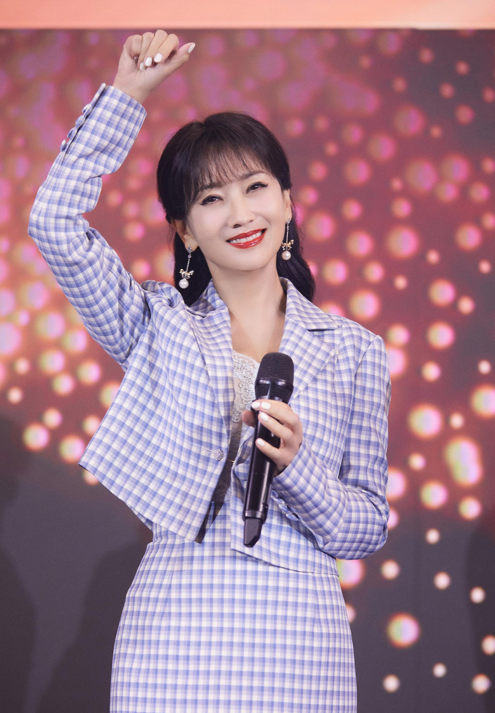 赵雅芝不愧是"不老女神",穿蓝白格纹套装减龄吸睛,状态真绝了_女性