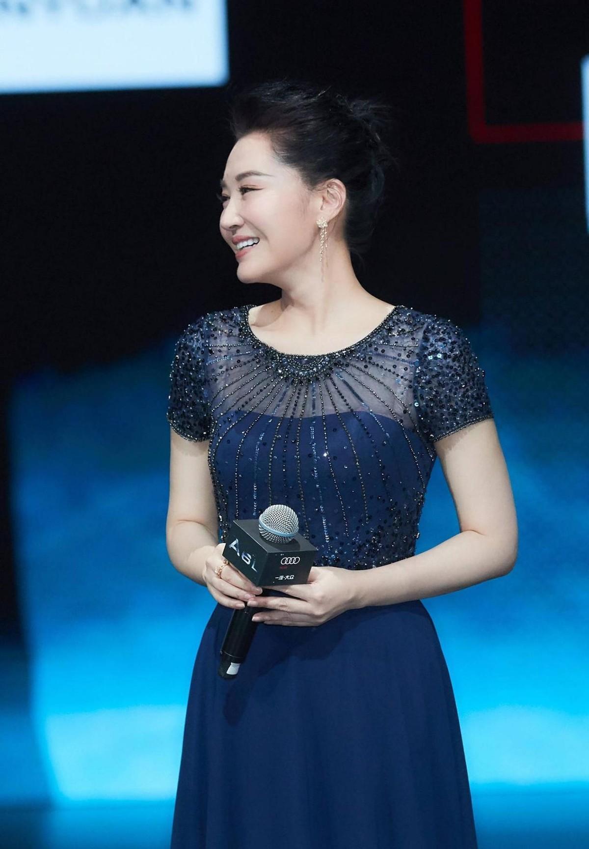 54岁的许晴和47岁的林心如气质相差很大,一个是不老女神,一个是老太太