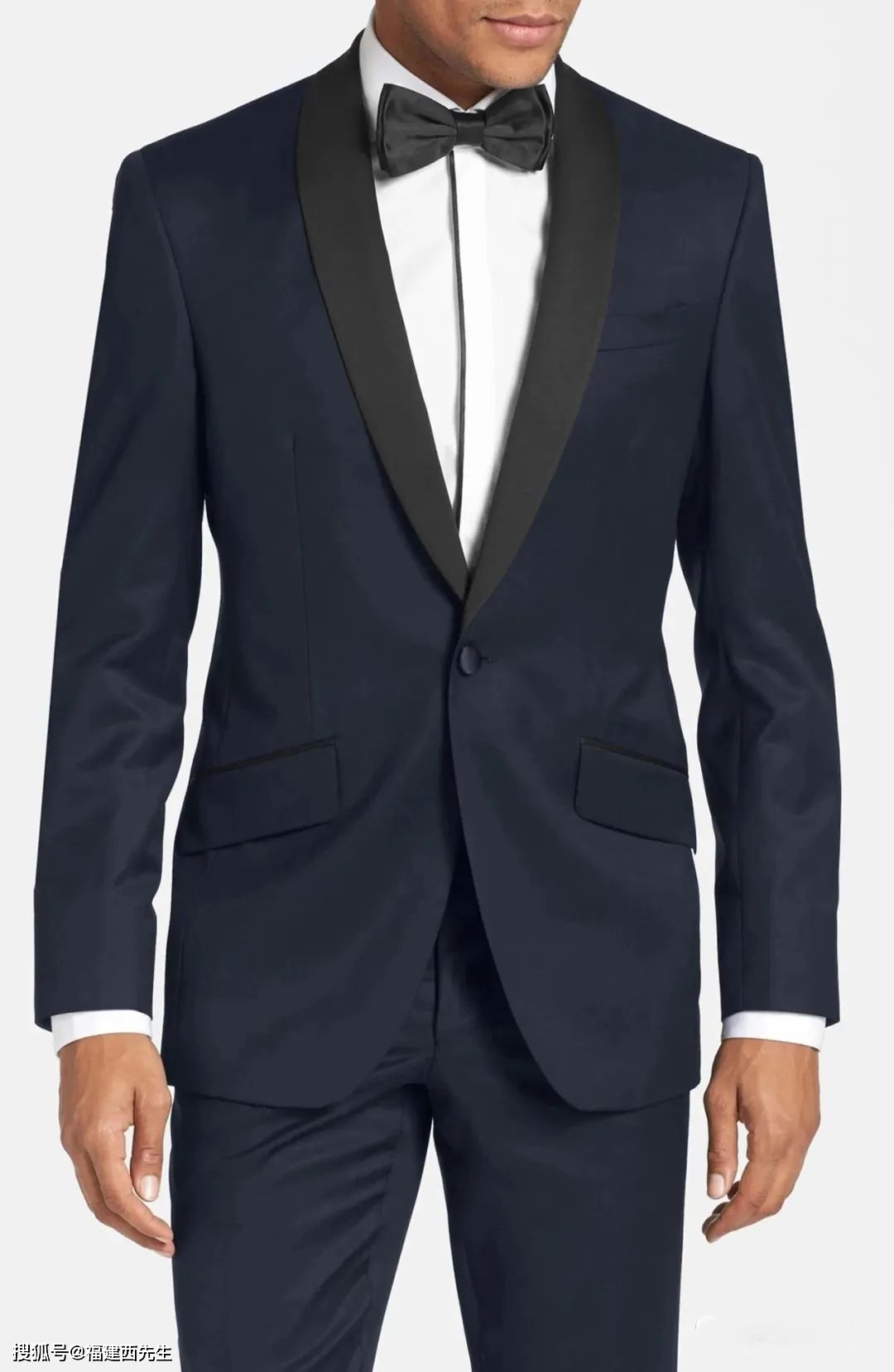 青果领能很好的修饰上身的线条,视觉上纵向拉伸,使上半身不