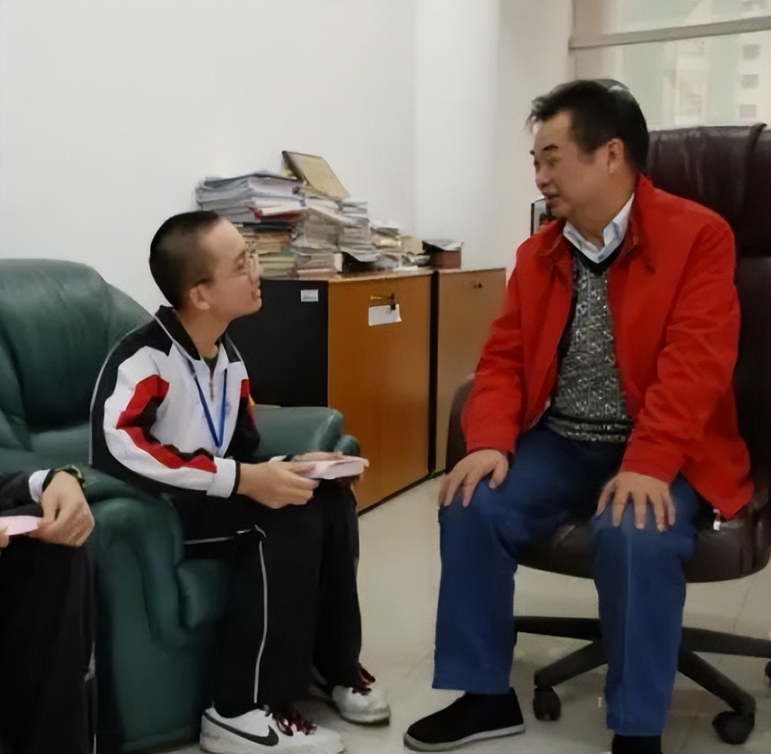 14岁那年曹原参加了高考,以669分的成绩考入中科大"严济慈物理英才班"