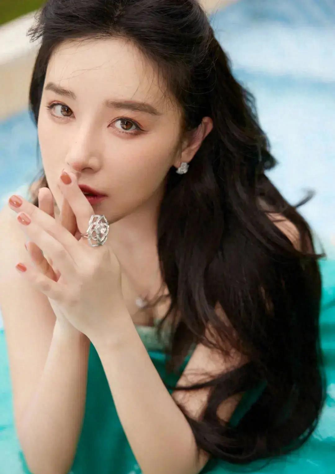 阚清子性感形象:蓝绿抹胸裙尽显清新魅力,女神风范_长裙_观众_设计