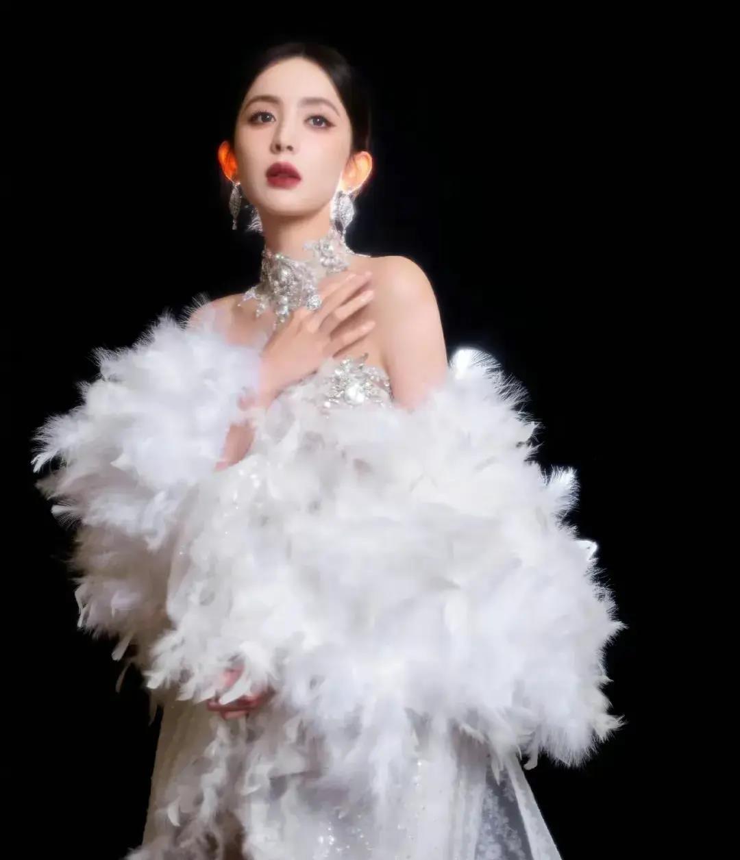 迪丽热巴都_古力娜扎_穿着