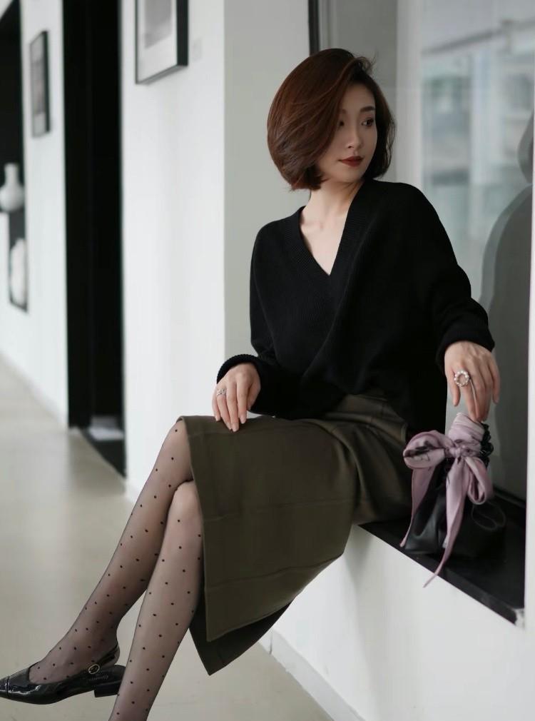 阿姨穿着波点丝袜,流露出女人特有的韵味,好性感呀!_引人_黑色_身材