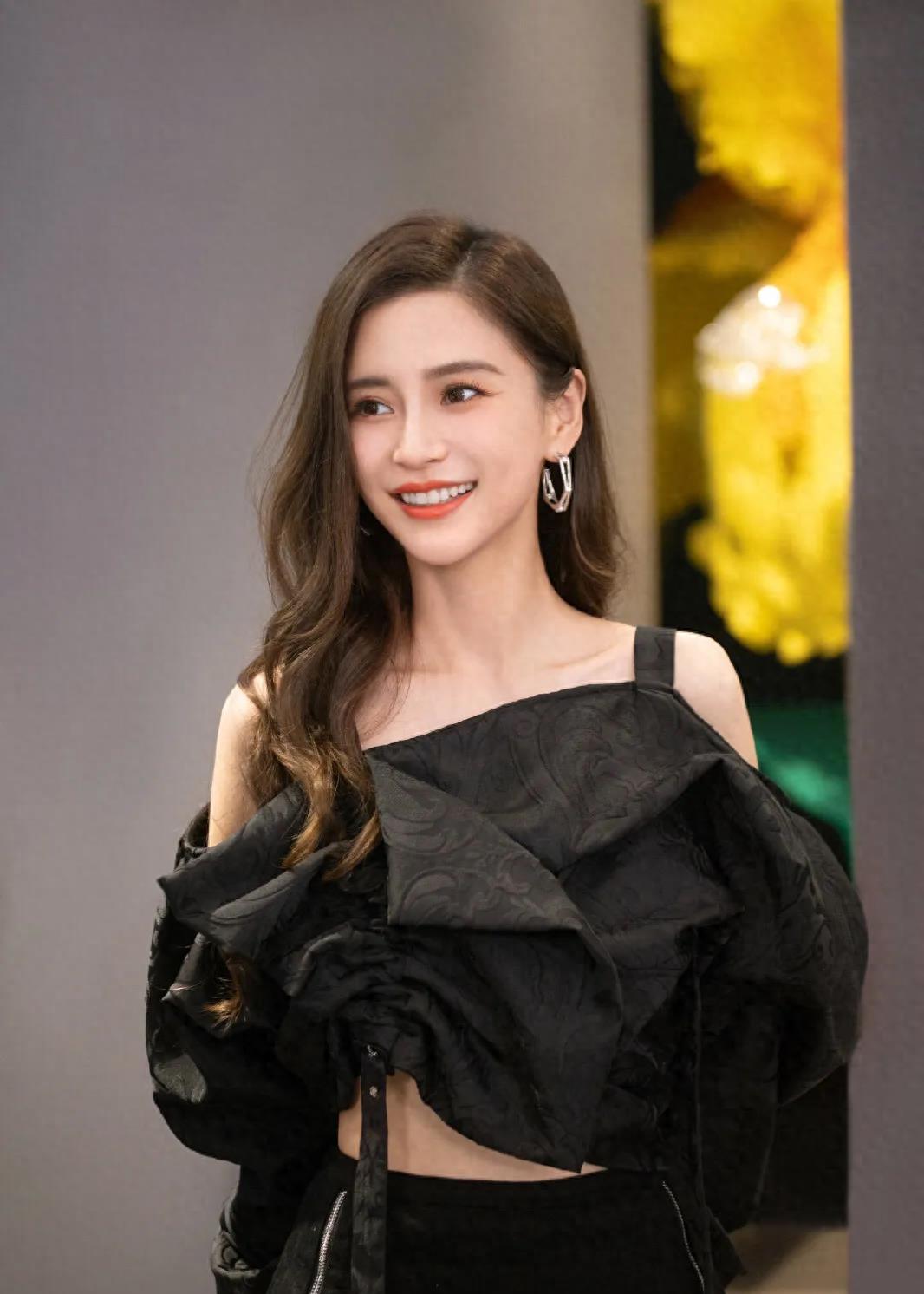 据网友爆料,杨颖带着儿子"小海绵"去医院抢救.