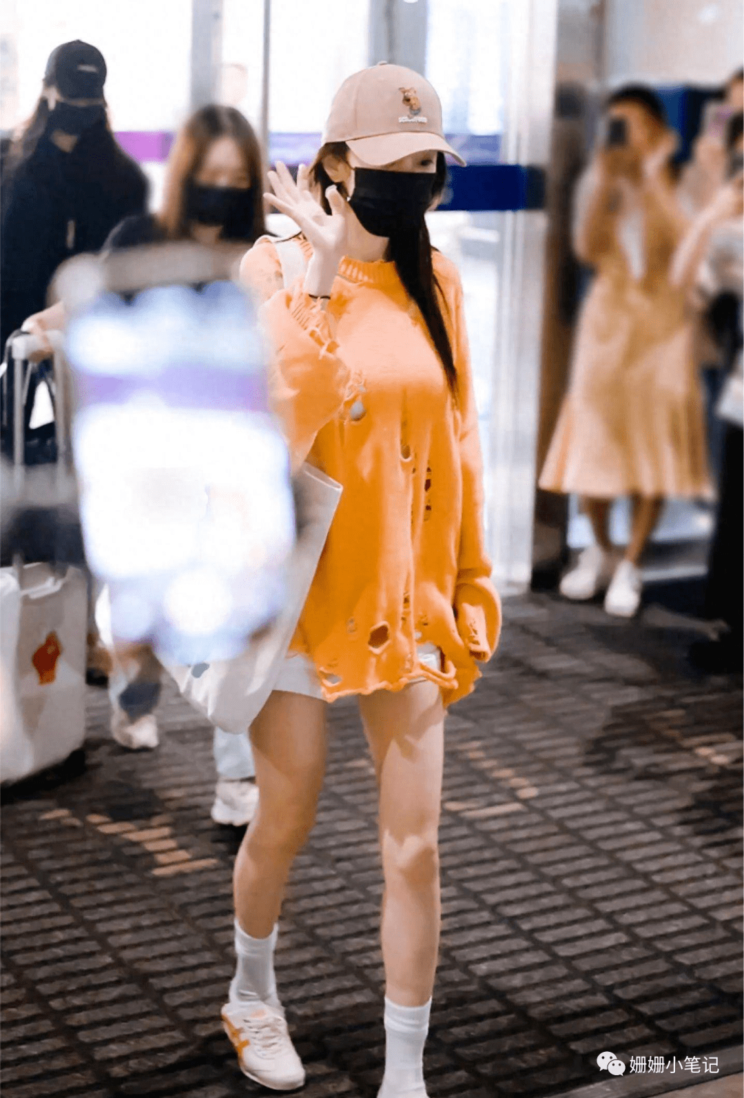 杨幂拍大片满屏纯欲感,下衣失踪,穿得比刚出道时还要嫩!