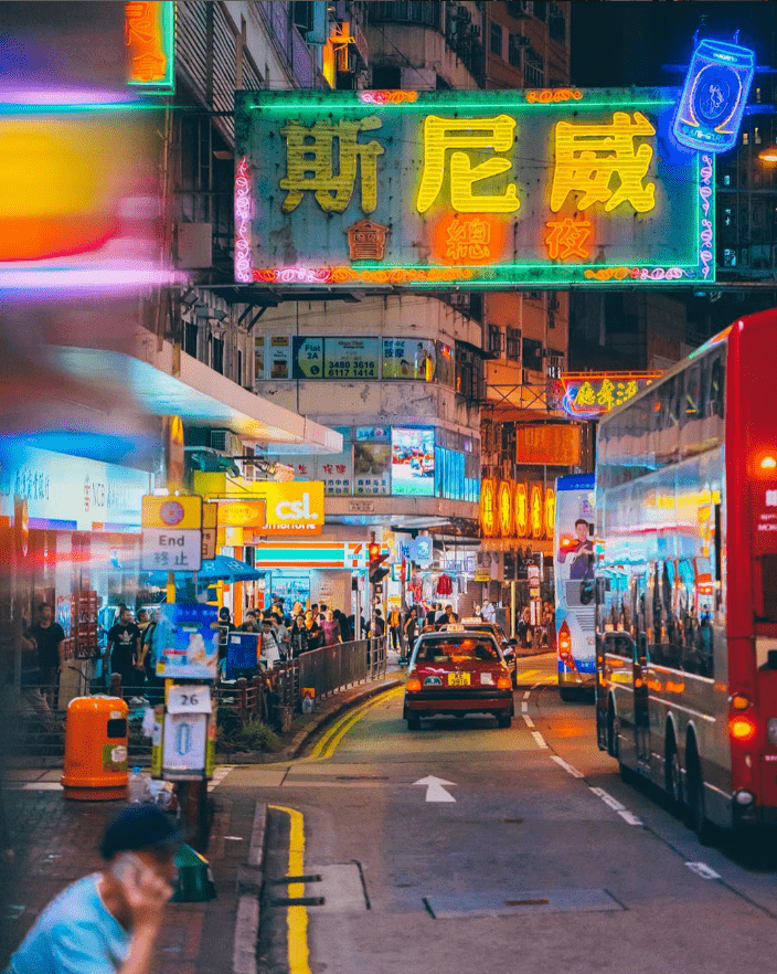 英国摄影师keith macgregor曾在近半个世纪里拍下香港的霓虹灯街景.