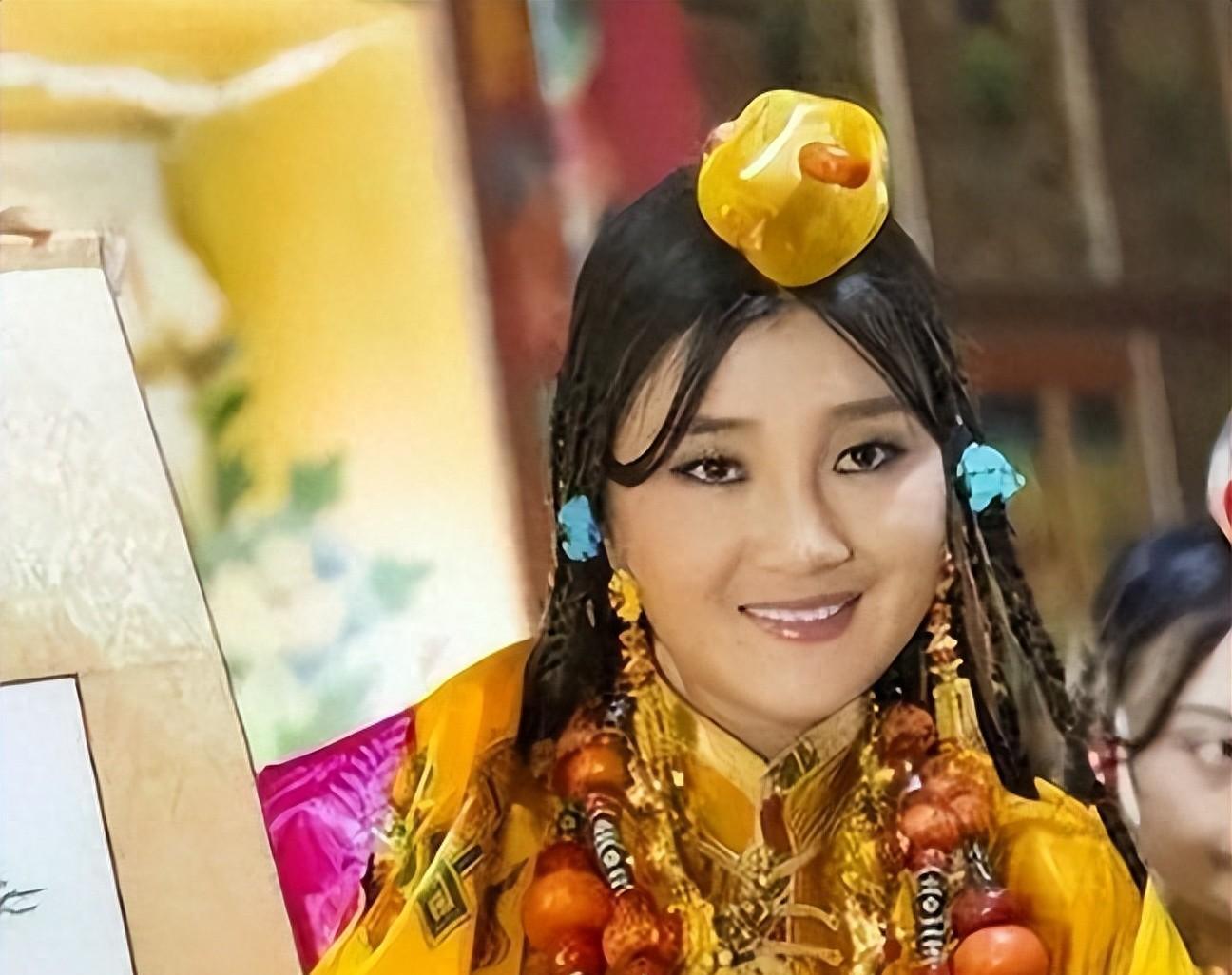 歌手降央卓玛:因丈夫高颜值疯狂倒追,婚后生3胎,如今怎么样了_江阳_江