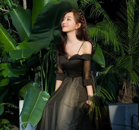 北京时装周:"花裙"杨蓉好丰腴,白皮肤,娃娃脸美得很轻松