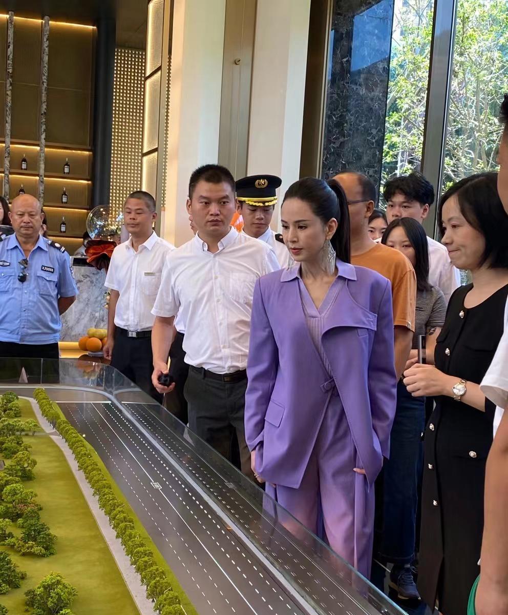 李若彤出席"福建福州",五官精致,皮肤紧致,难以置信,已经57岁了_西装