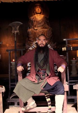 但导演判断,如果让金松扮演武松,那么需要身材更大的鲁智深就找不到