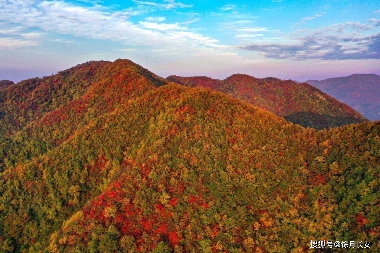 陕西省西乡县堰口镇穿心店村红石梁秋色如画色彩斑斓引人入胜