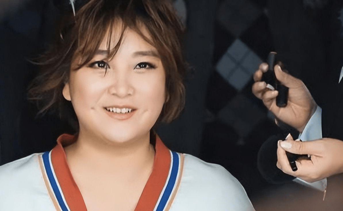 在评价贾玲时,我们不仅要关注她的才华和成功经历,更要重视她对身边人