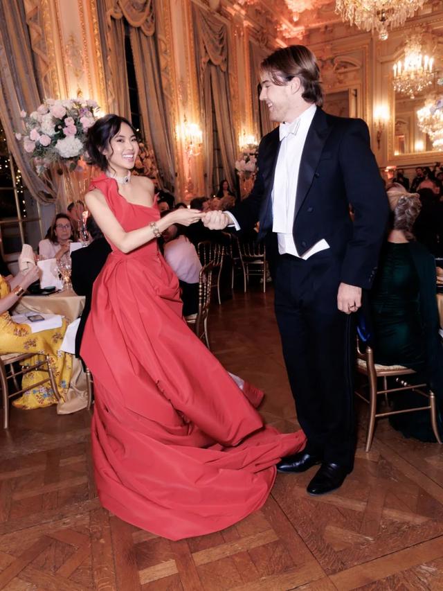 张艺谋长子现身巴黎名媛舞会,长相成为关注焦点,网友议论纷纷_张壹男