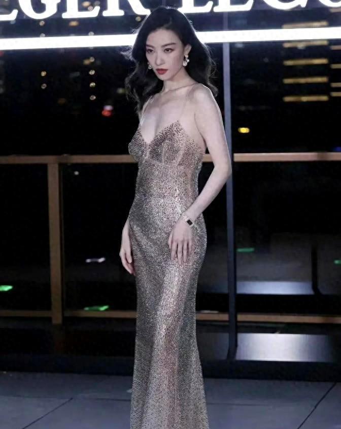 倪妮上影节红毯再封神,吊带金裙如梦似幻,极致身材是尤物,绝美_金色