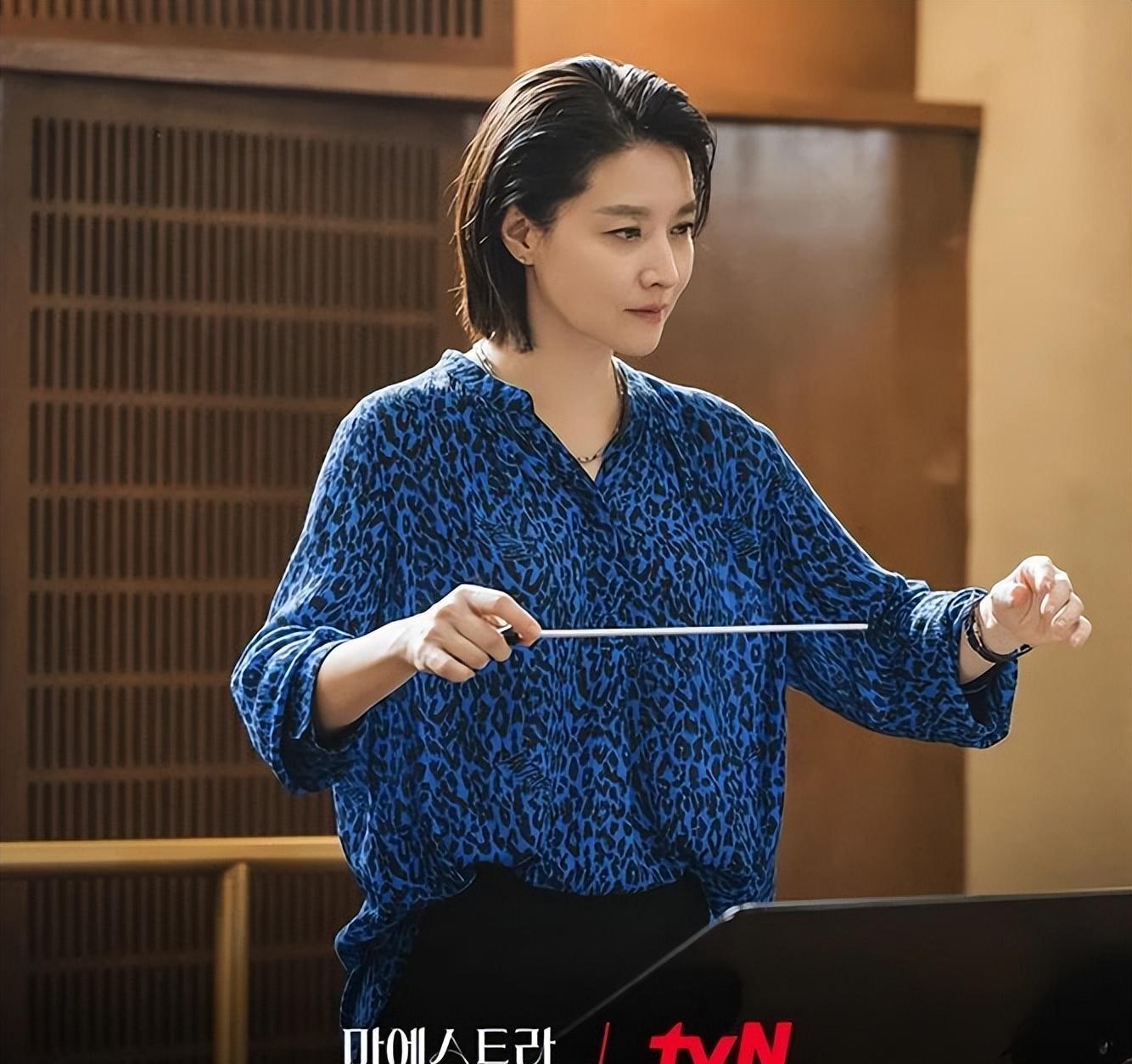 52岁李英爱变身"音乐王牌",换了几套衣服才酷,但他还是大美人_黑色