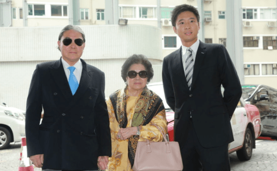 同框,郭晶晶成唯一女主人,出身普通的她凭什么_霍震霆_霍启刚_霍启山