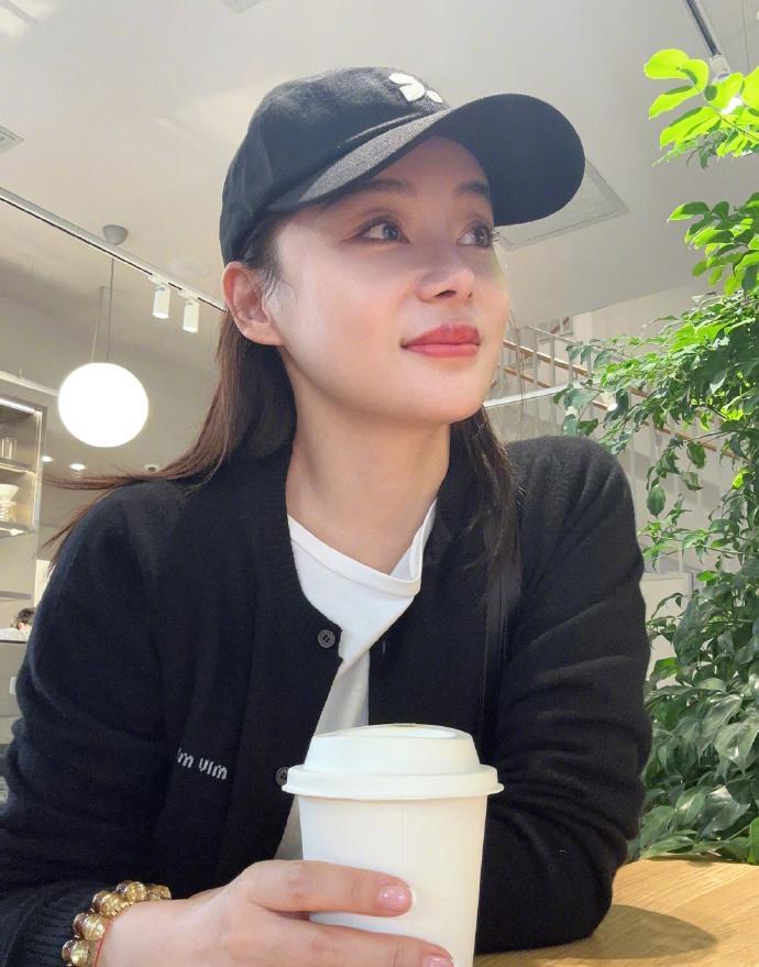 袁姗姗分享了自己日常生活中的美照,身材曼妙可爱,如初恋般可爱可爱