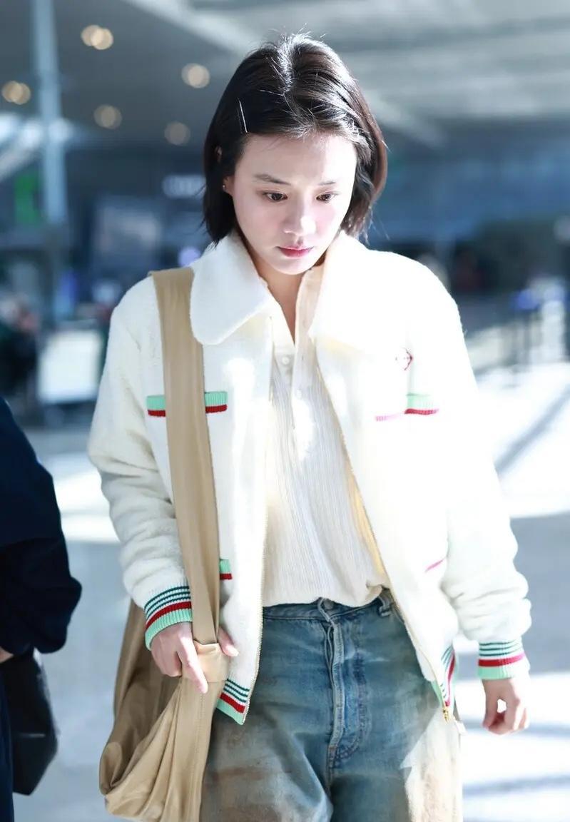 马思纯北京机场生图,素颜灵气又生动,暴瘦20斤美得轻轻松松_风格_时尚