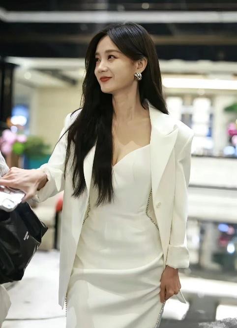 31岁李一桐活动照,低胸白裙美丽又性感,不愧是"国内娱乐圈顶级身材"