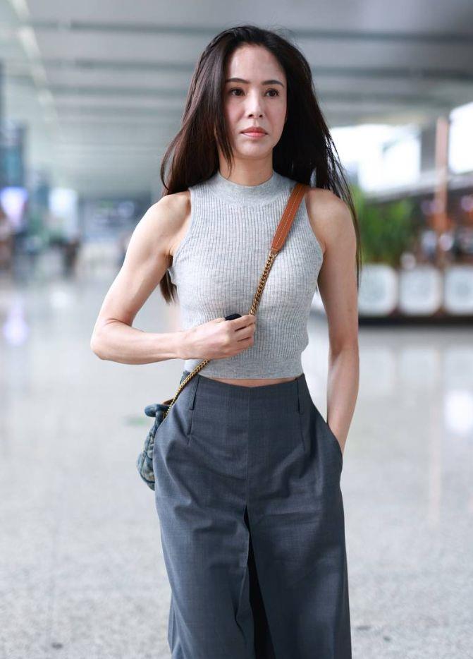 李若彤穿紧身针织衫身姿窈窕 走路生风活力满满