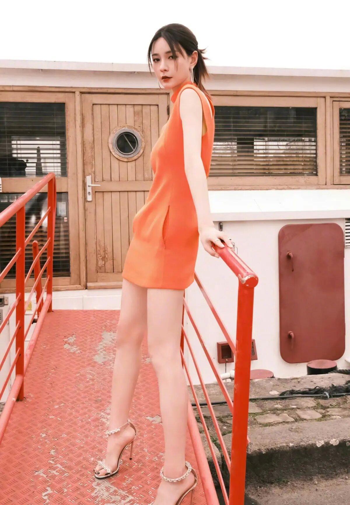 沈梦辰穿衣真大胆,裸色透视连衣裙展现傲人身材,不当模特可惜了_时尚