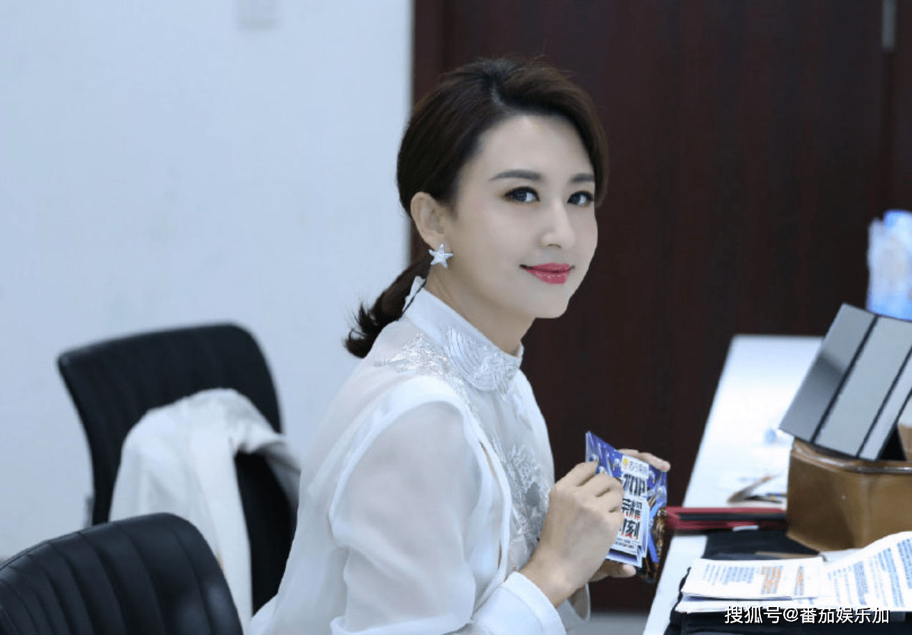 央视张蕾首次直播带货,试衣间身材凹凸有致气质雅,网友:动心了_观众