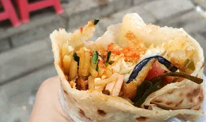 山东大姐卖"良心卷饼",7元一个吃到撑,光排队就要1小时_小吃_味道