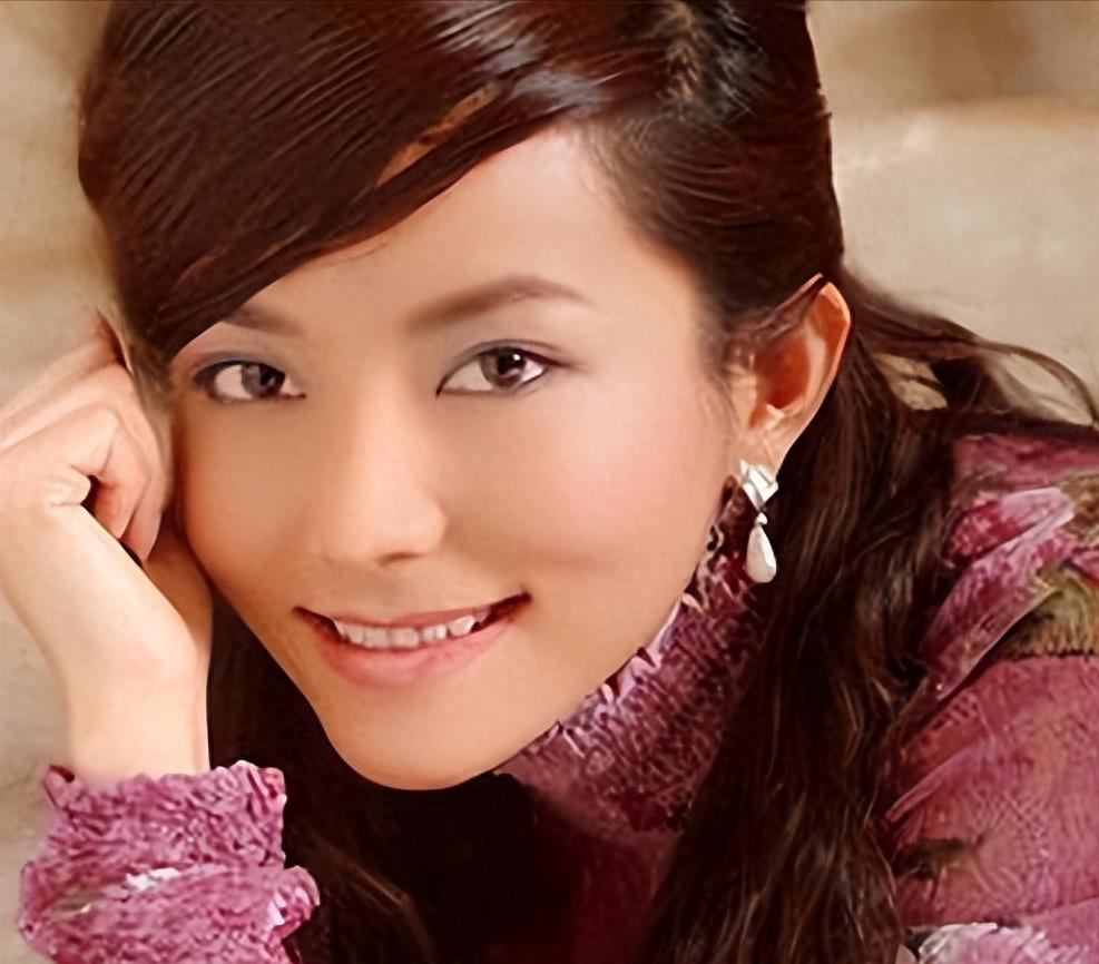 美女演员李钰:33岁患癌症去世,穿婚纱下葬,男友送13字挽联让人泪崩