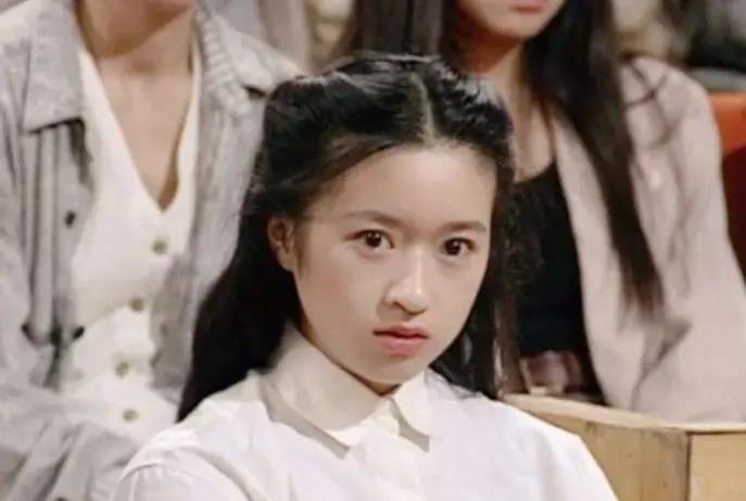 1992年,杨羚出演无线重头剧大时代》中方展博(刘青云饰)的妹妹方敏,这