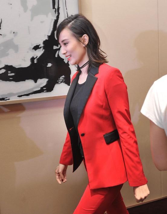 42岁的宋佳太美了!红色西装搭配黑纱,掩饰不住好身材_女性_颜色_材质