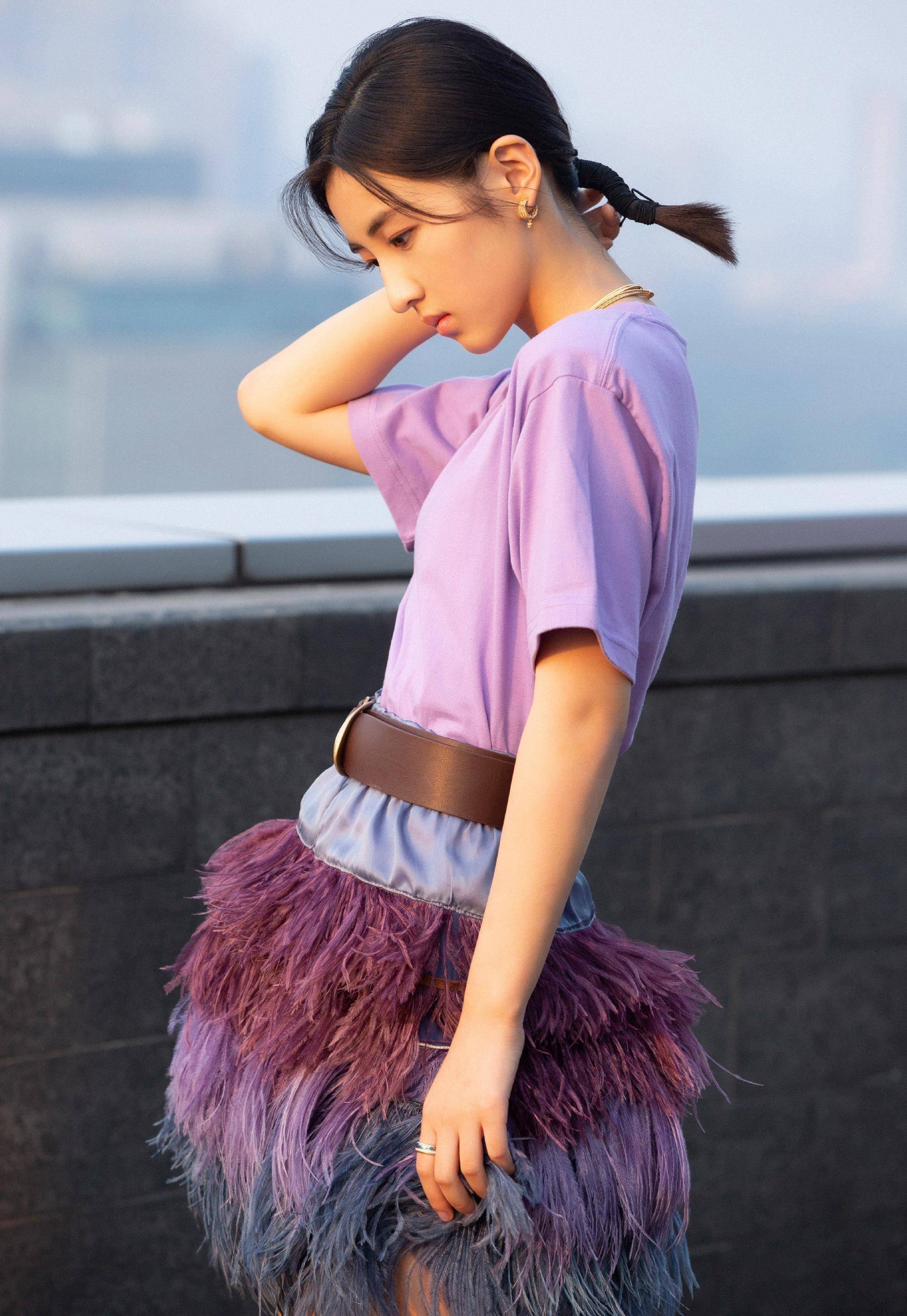 张子枫长大了,想穿吊带展示时尚,可惜还不够时尚,装时尚失败了_裙子