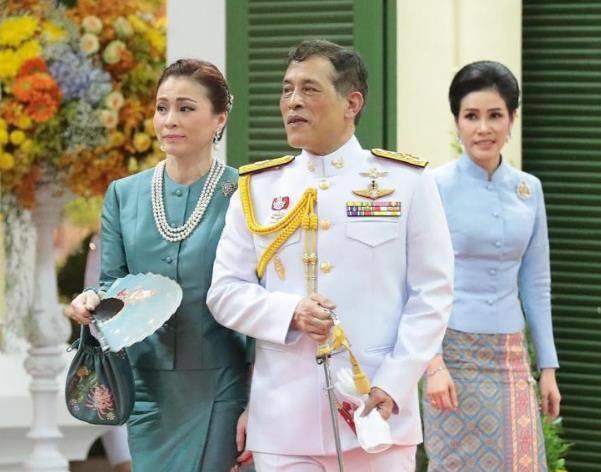 玛哈加冕前一天,他和苏提达领取了结婚证,宣布婚姻合法.