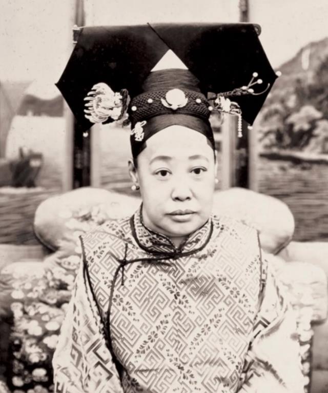 看看清朝皇妃真实容貌,珍妃堪比绝世美人,魏璎珞原型确实迷人_慈禧