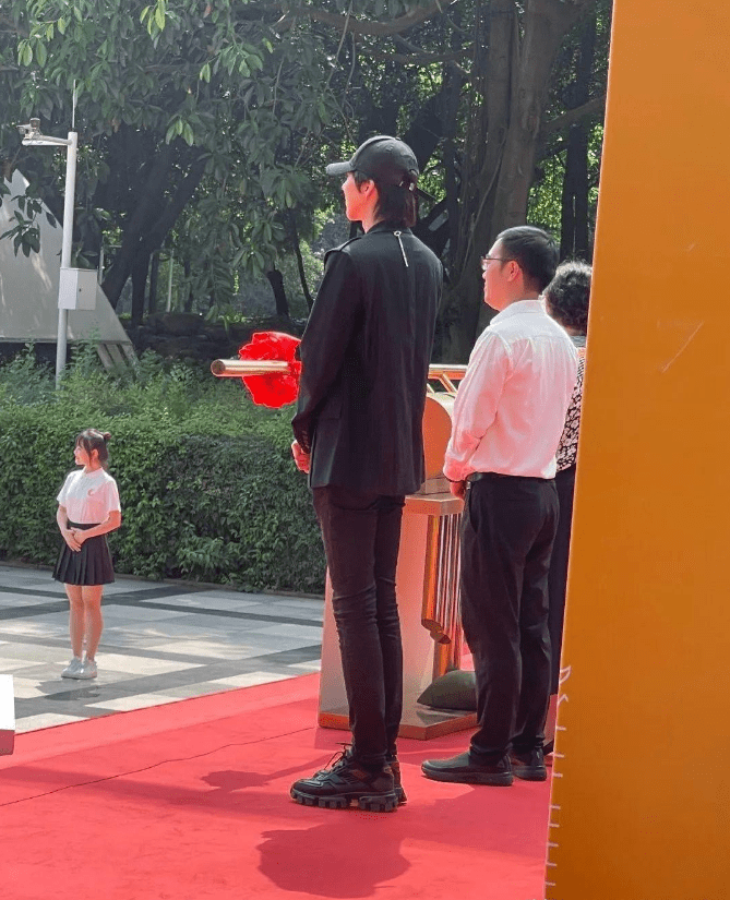 个个超过一米九,女演员搭戏都要踩箱子_身高_cm_邢昭林