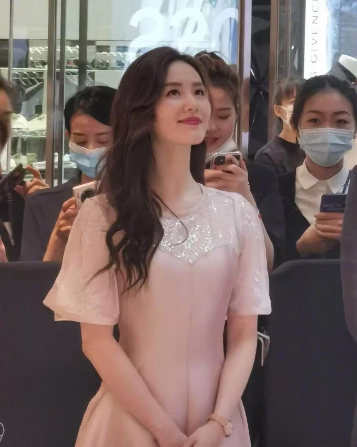被刘诗诗的生图圈粉了,"天鹅颈"好抢眼,优雅又有女人味_造型_女生
