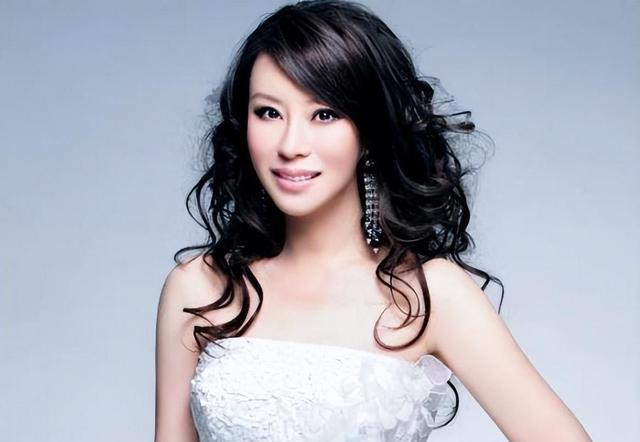 传奇民歌女王:春晚上9次登场,仍未找到真爱,谁将是她真命天子_祖海