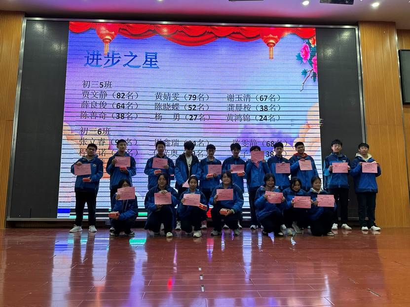 芹老师为学生颁发奖状大会第三项,由优秀班主任代表郑鑫老师上台发言