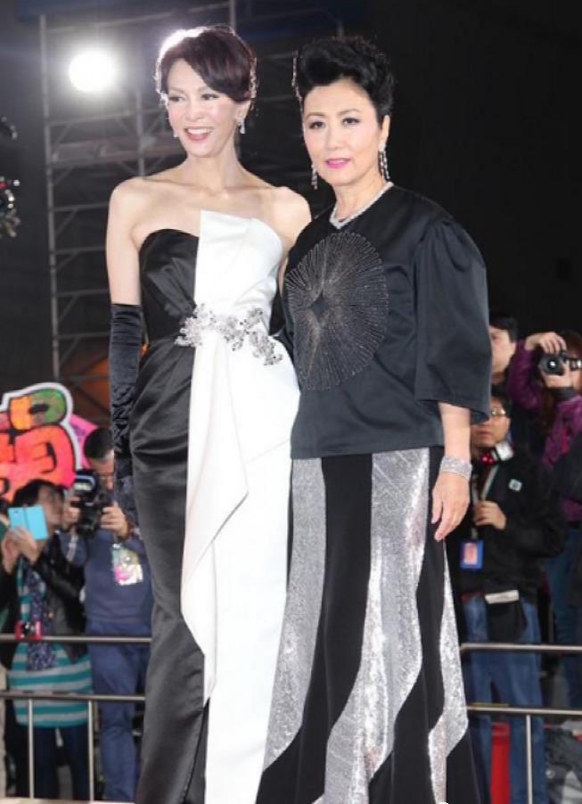 当65岁郑裕玲遇上75岁汪明荃,终于见识医美过度与自然老去的差距_效果