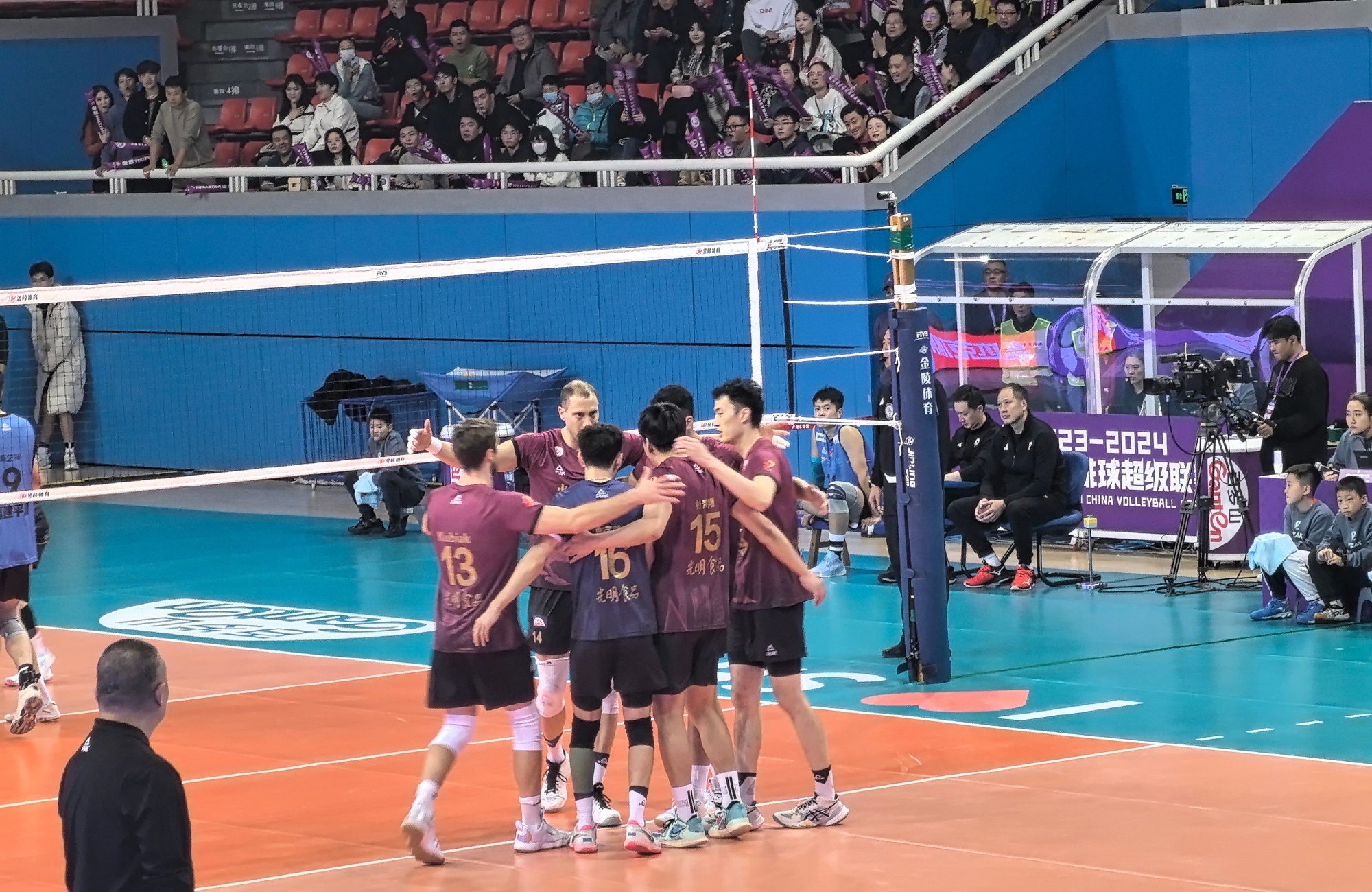 上海男排 3-0 四川男排【25-17;25-10;25-17】本轮上海男排坐镇卢湾