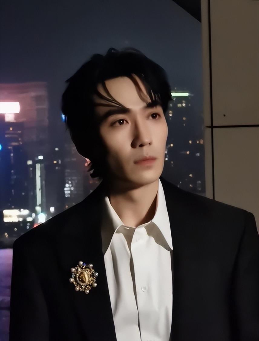 朱一龙挑战新风格,下半身穿黑色裙裤,搭配长靴,又帅又敢!