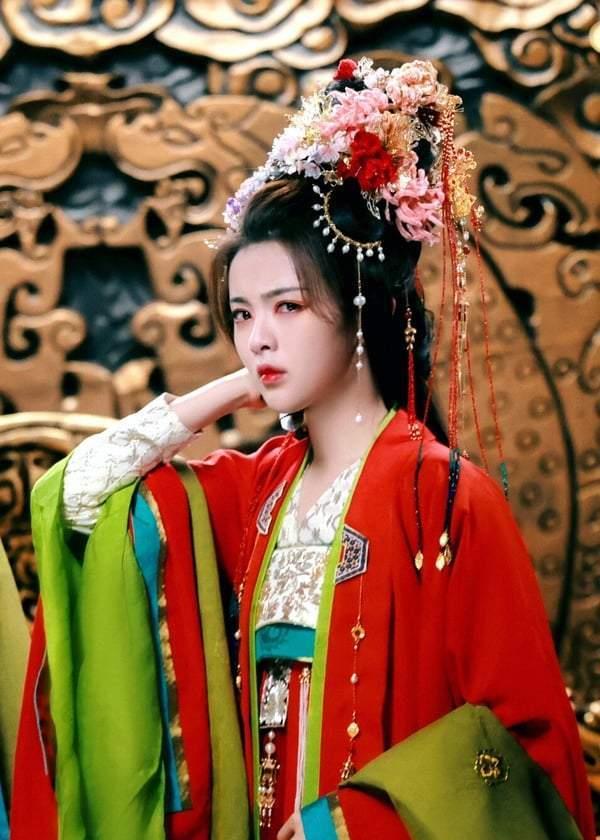 刘诗诗美翻,迪丽热巴依旧美,任敏唯一被吐槽_红色_微博_图片