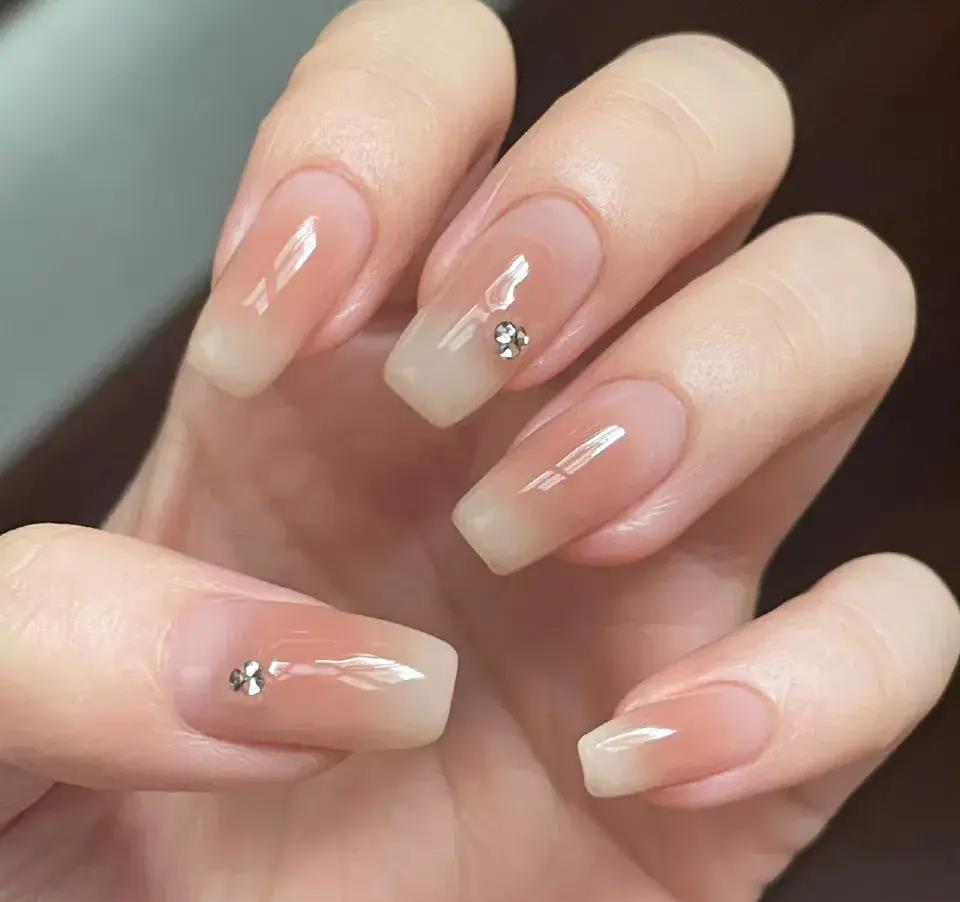 这些好看低调不简单的显白裸色系美甲 一般美甲师确实做不了