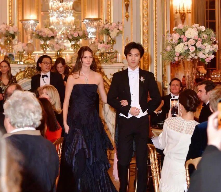 张艺谋在采访中表示,他对名媛鲍尔很好奇,也支持张一楠来找这样的机会