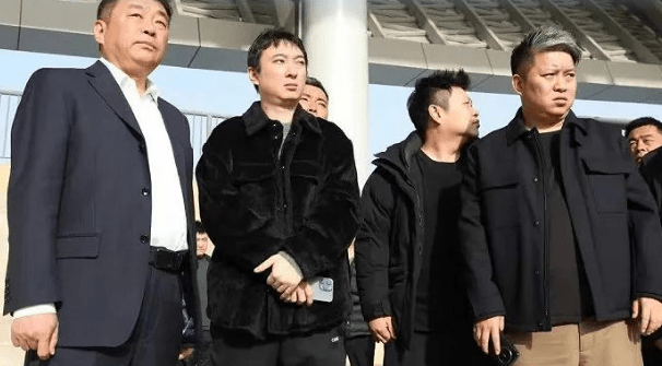 4万,父亲面临300亿对赌,难怪王思聪也开始妥协_万达_王健林_领导