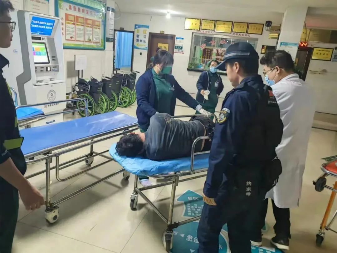 Calentar el corazón！La policía especial de Shangrao Wannian rescató a un hombre borracho en la madrugada.
