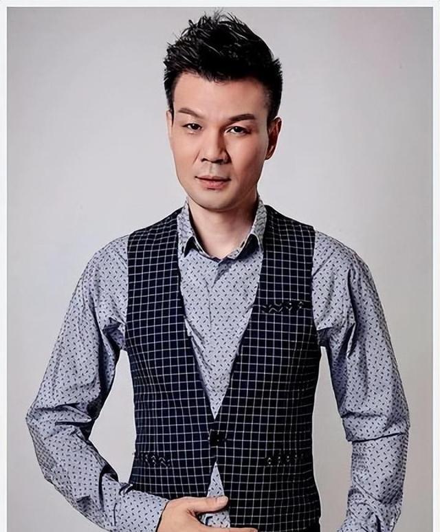 主持人李彬,56岁身患重病,曾是安徽卫视一哥,生命仅靠药物支撑_livin