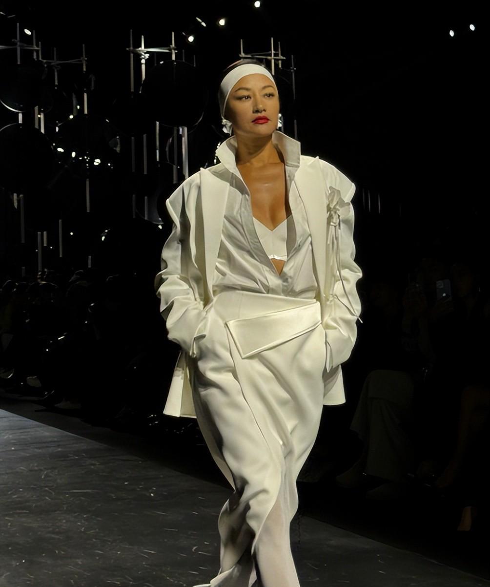 李静,春晓,童晨杰等经典超模也参加了本次时装秀.